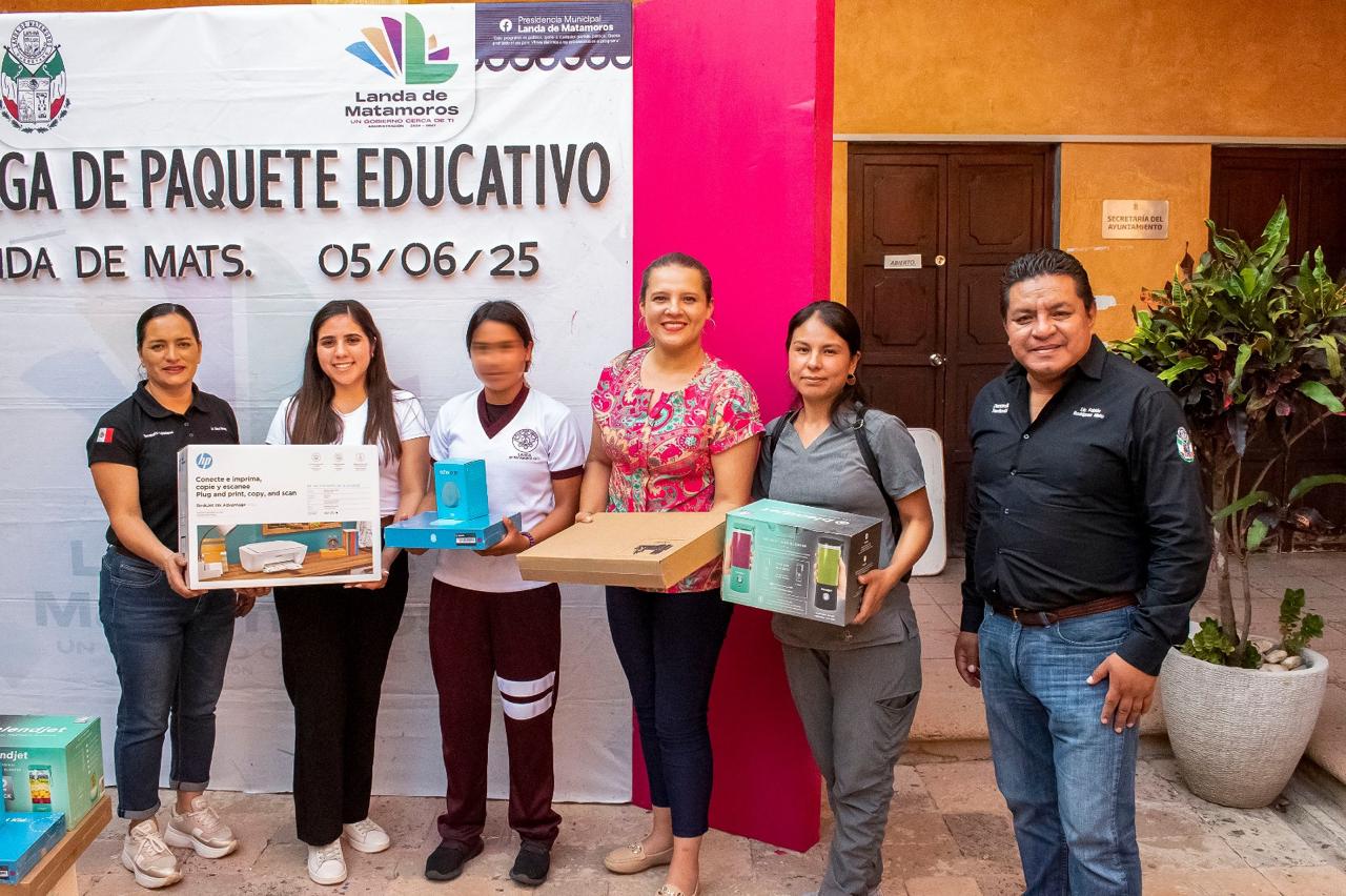 ENTREGA YUNI BENÍTEZ PAQUETES ESCOLARES