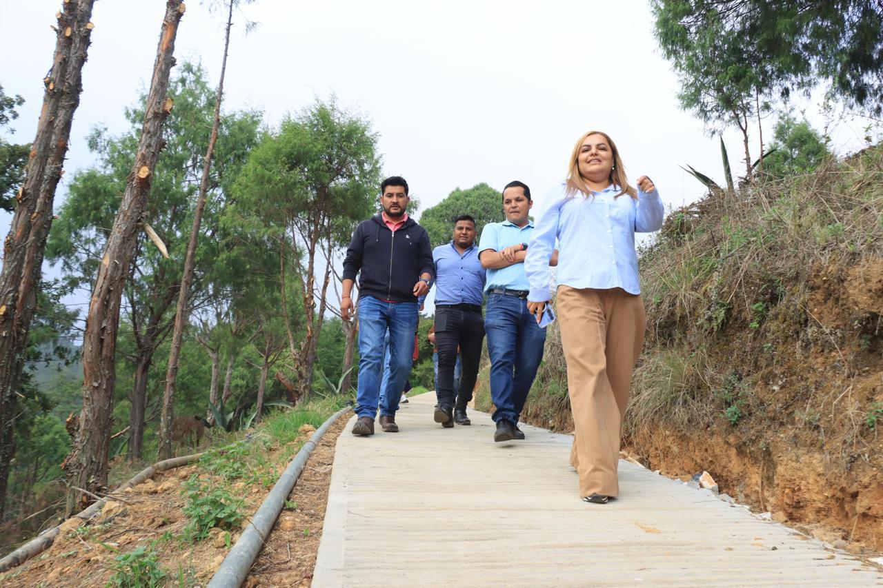 LUPITA RAMÍREZ E IVÁN ZÁRATE SUPERVISAN AVANCE DEL ANDADOR EN EPAZOTITOS EN PINAL DE AMOLES