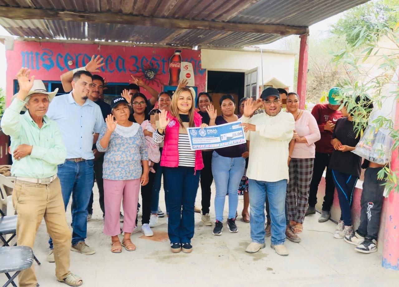 ENTREGA DE APOYO ECONÓMICO PARA REHABILITACIÓN DE CAMINO EN LA JOYA DE CUATRO PALOS, PINAL DE AMOLES