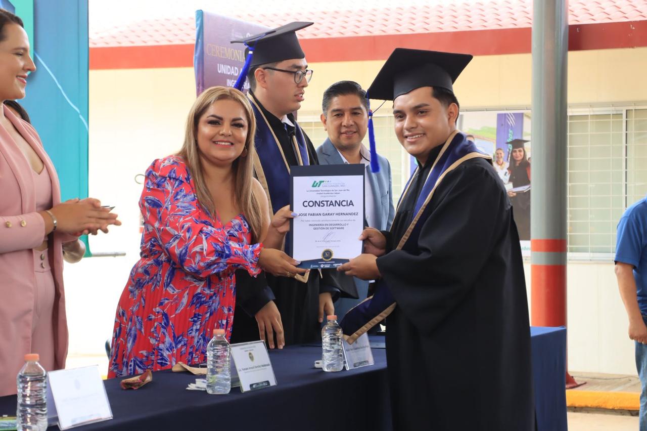 PRESIDENTA DE PINAL DE AMOLES ASISTE A LA CEREMONIA DE GRADUACIÓN DE LA XI GENERACIÓN DE UTSJR