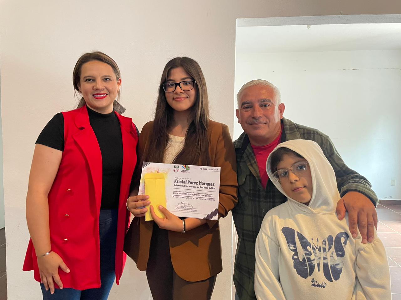 APOYA YUNI BENÍTEZ A ESTUDIANTE LANDENSE