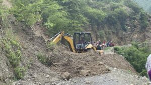 MUNICIPAL DE SAN JOAQUÍN TRABAJA DE PERMANENTEMENTE PARA ABRIR PASO EN LAS VIALIDADES AFECTADAS POR LOS DESLAVES