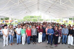 BETO NAVA CUMPLE SU PALABRA Y ENTREGA TARJETAS DEL PROGRAMA “NO ESTÁS SOLA” A 200 MUJERES ESCOBEDENSES
