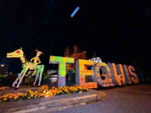 TEQUISQUIAPAN INAUGURA SU “FESTIVAL TEJEDORES DE LUZ” CON EL ENCIENDO DEL ALTAR MONUMENTAL