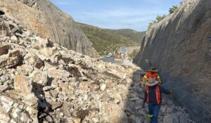 REALIZA GOBIERNO DEL ESTADO ACCIONES POR DERRUMBE SOBRE LA CARRETERA ESTATAL 100