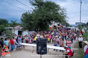 CONTINÚA FERNANDO SÁNCHEZ GIL ENTREGANDO APOYOS ALIMENTARIOS, AHORA EN EL CRUCERO DE SABINITO.