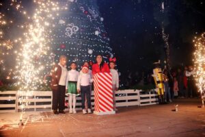 ENCENDIDO DEL ÁRBOL NAVIDEÑO EN EL JARDÍN PRINCIPAL EN PEÑAMILLER