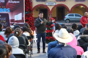 ENTREGA JAIRO MORALES LAPTOPS A JÓVENES EN HUIMILPAN