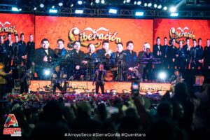 TEATRO DEL PUEBLO ABARROTADO CON LA PRESENTACIÓN DE GRUPO LIBERACIÓN EN LA EXPOFERIA ARROYO SECO 2025