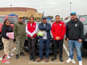 COLOCA ALCALDE DE ARROYO SECO PRIMERA CALCOMANÍA DEL MUNICIPIO A MIGRANTES DE LA CARAVANA 2025