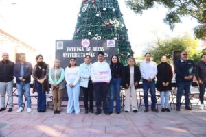 PEÑAMILLER ENTREGA BECAS A JÓVENES ESTUDIANTES UNIVERSITARIOS