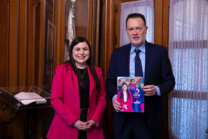 LA DIPUTADA LEONOR MEJÍA ENTREGA AL GOBERNADOR MAURICIO KURI SU PRIMER INFORME DE ACTIVIDADES LEGISLATIVAS