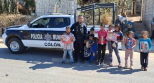 POLICÍAS DE COLÓN APOYARON A LOS REYES MAGOS EN ENTREGA DE REGALOS