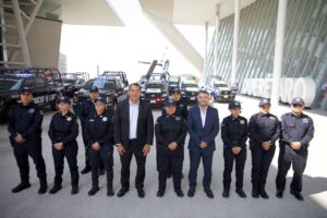 RECIBE ROBERTO CABRERA 5 PATRULLAS Y EQUIPO TÁCTICO PARA LA POLICÍA DE SAN JUAN DEL RÍO