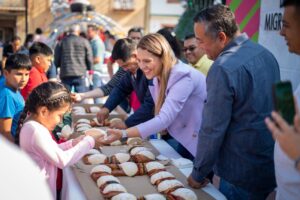 RECIBEN NIÑAS Y NIÑOS DE LANDA BICICLETAS DE MANOS DE YUNI BENÍTEZ Y DE LA ASOCIACIÓN LAN-HA