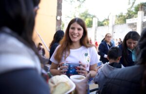 GINA SÁNCHEZ Y ROBERTO CABRERA ABRIGAN A FAMILIAS DE SOLEDAD DEL RÍO , LA ESTANCITA Y ARCILA