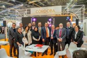 ALCALDE DE MUNICIPIO DE COLON FIRMA GASPAR TRUEBA ACUERDO DE COLABORACIÓN ENTRE COLÓN Y COFRADÍA DE CÓRDOBA