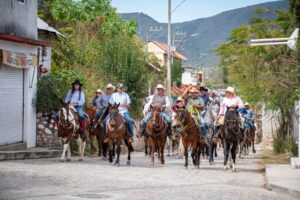 YUNI BENÍTEZ ACOMPAÑA CABALGATA TILACO–SANTA INÉS Y FORTALECE EL VÍNCULO CON LAS TRADICIONES COMUNITARIAS