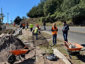 LA PRESIDENTA MUNICIPAL DE PINAL DE AMOLES, LUPITA RAMÍREZ, REALIZÓ UN RECORRIDO DE INSPECCIÓN EN LA CONSTRUCCIÓN DE ANDADORES PEATONALES EN LA CAÑADA, ASÍ COMO EN TEJAMANIL.