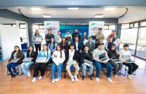 ENTREGAN COMPUTADORAS A ESTUDIANTES DE LA UT SAN JUAN