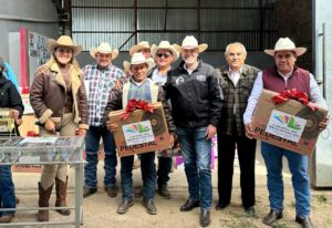 LANDA SE LEVANTA JUNTO A SUS GANADEROS: YUNI BENÍTEZ PRESENTE EN LA ASAMBLEA GANADERA