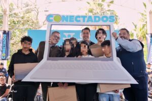 ENTREGA FELIFER MACÍAS MÁS DE MIL COMPUTADORAS EN SANTA ROSA JÁUREGUI