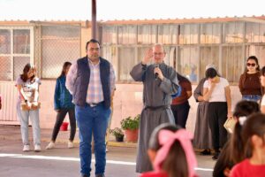 LLEVA GASPAR TRUEBA TENIS A NIÑAS DE CASA HOGAR SANTA MARÍA DEL MEXICANO