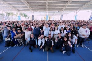 ENCABEZA FELIFER MACÍAS ENTREGA DE COMPUTADORAS PORTÁTILES DEL PROGRAMA CONECTADOS