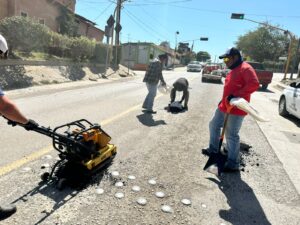 NUEVAMENTE SE REALIZAN TRABAJOS DE BACHEO EN LA CABECERA MUNICIPAL