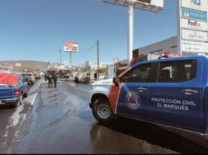 PROTECCIÓN CIVIL DE EL MARQUÉS ATIENDE INCENDIO VEHICULAR POR FALLA MECÁNICA