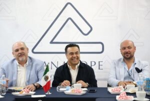 SE REÚNE LUIS NAVA CON INTEGRANTES DE CANACOPE