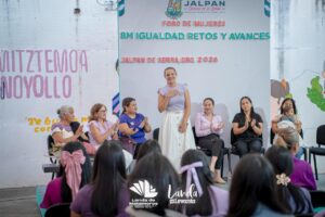 YUNI BENÍTEZ COMPARTE EXPERIENCIAS Y LLAMA A LA UNIÓN DE LAS MUJERES EN EL FORO 8M DE LA UAQ