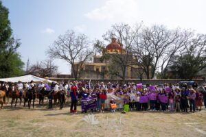 YUNI BENÍTEZ ENCABEZA HISTÓRICA CABALGATA DE MUJERES EN LANDA Y FORTALECE ACCIONES POR UNA VIDA LIBRE DE VIOLENCIA