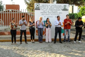 MEJORAN ENTORNO ESCOLAR CON ASFALTADO DE LA CALLE MIGUEL HIDALGO; BENEFICIA DIRECTAMENTE A 256 ESTUDIANTES