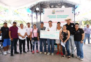 ENTREGA RUBÉN HERNÁNDEZ 750 MIL PESOS EN PREMIOS DEL CONCURSO “ILUMINEMOS JALPAN 2025”