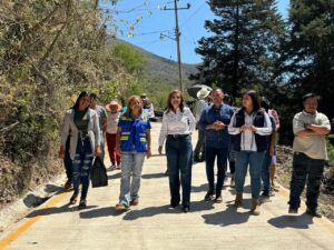 LA PRESIDENTA MUNICIPAL DE PINAL DE AMOLES, LUPITA RAMÍREZ, ACOMPAÑADA POR LA ING. SONIA CARRILLO ROSILLO,