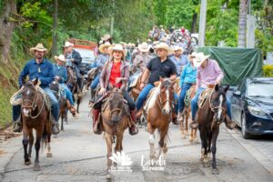 FORTALECEN TRADICIONES CON EXITOSA CABALGATA EN LAS FIESTAS PATRONALES DE EL HUMO