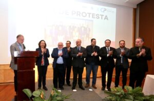 TOMA PROTESTA MARCO DEL PRETE A LA MESA DIRECTIVA DEL CLÚSTER DE PLÁSTICOS