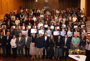 ENCABEZA MARTHA SOTO ENTREGA DE RECONOCIMIENTOS DEL CURSO SANTANDER QUERÉTARO DATA CENTERS 2025