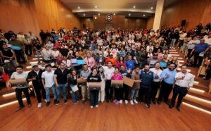 ENCABEZA FELIFER MACÍAS ENTREGA DE COMPUTADORAS PORTÁTILES DEL PROGRAMA “CONECTADOS”