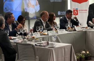 ENCABEZA MARCO DEL PRETE DIÁLOGO CON INTEGRANTES DE LA AMSDE