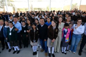 ENTREGA LUIS NAVA LENTES GRATUITOS A ESTUDIANTES DE HUIMILPAN