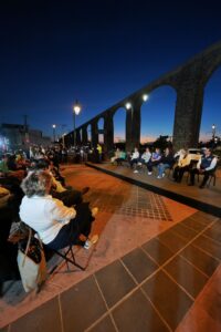 ENCABEZA FELIFER MACÍAS ENCENDIDO DE LOS ARCOS POR LA CONCIENTIZACIÓN DEL AUTISMO