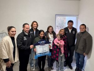 LA PRESIDENTA MUNICIPAL DE PINAL DE AMOLES, LUPITA RAMÍREZ ACOMPAÑÓ A LA SEÑORA ESTELA CHÁVEZ COSINO Y A SU FAMILIA EN LA ENTREGA DE SU NUEVO HOGAR,