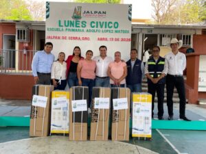 ENCABEZA RUBÉN HERNÁNDEZ LUNES CÍVICO EN LA ESCUELA PRIMARIA LIC. ADOLFO LÓPEZ MATEOS