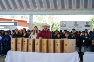 ENTREGA BETO NAVA EQUIPOS DE CÓMPUTO A ESTUDIANTES DE EPIGMENIO GONZÁLEZ, PEDRO ESCOBEDO
