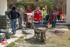 CON TRABAJO DIRECTO Y PARTICIPACIÓN COMUNITARIA, FERNANDO SÁNCHEZ GIL CONSTRUYE PISO EN ESCUELA DE EL TEPOZÁN