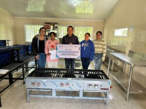 FORTALECEN ESPACIOS ALIMENTARIOS EN PINAL DE AMOLES: DIF ESTATAL Y SMDIF ENTREGA MOBILIARIO EN EL REFUGIO.