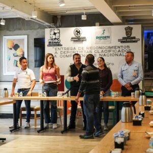 PEDRO ESCOBEDO RECONOCE A DEPORTISTAS DE ALTO RENDIMIENTO Y ANUNCIA BECA PARA IMPULSAR SU TALENTO