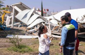 CHEPE GUERRERO SUPERVISA RETIRO DE ARCOTECHO COLAPSADO POR LOS FUERTES VIENTOS Y LLUVIAS; ANUNCIA SU RECONSTRUCCIÓN